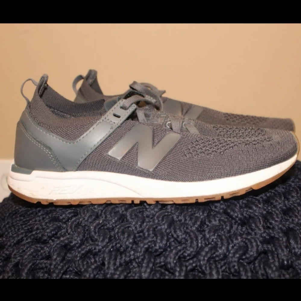 New balance tennis shoes